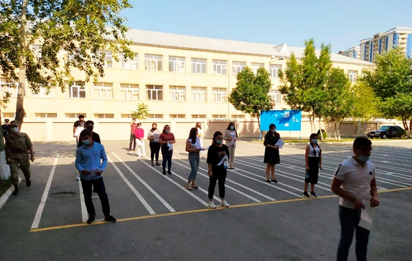 Abituriyentlər qəbul imtahanına belə daxil olur - FOTO