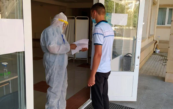 Abituriyentlər qəbul imtahanına belə daxil olur - FOTO