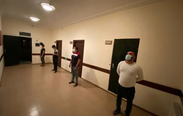 Polis Bakıda qəlyan çəkənləri cərimələdi - FOTO