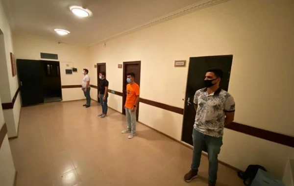 Polis Bakıda qəlyan çəkənləri cərimələdi - FOTO
