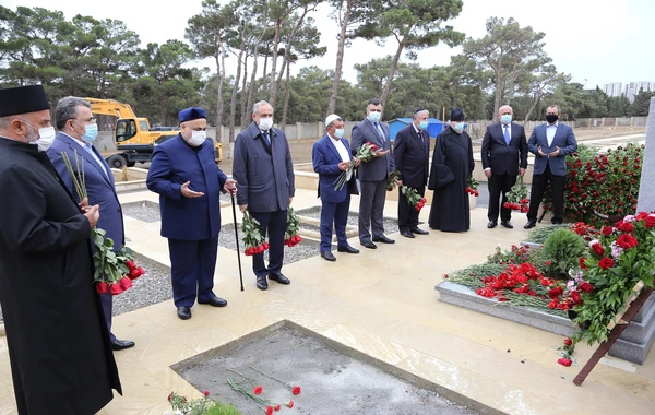 Allahşükür Paşazadə 40-cı anım günündə Tovuz şəhidlərinin məzarlarını ziyarət edib – FOTO