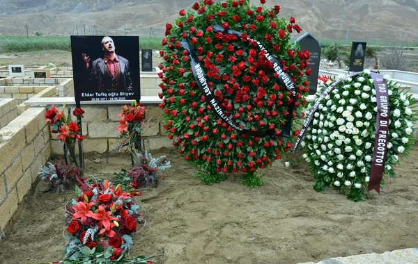 İtaliyada vəfat etmiş dünya şöhrətli azərbaycanlı vokalçı Bakıda dəfn olundu - FOTO