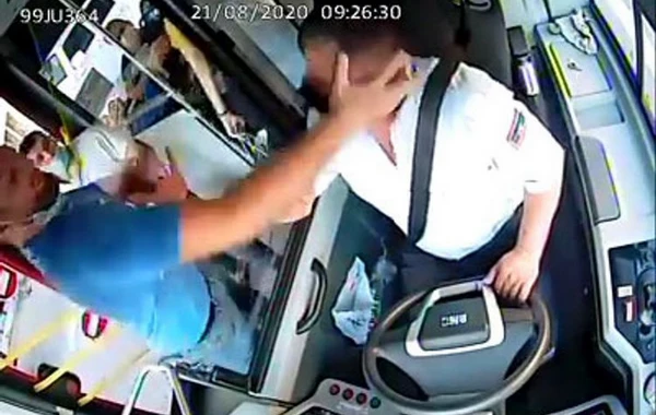 В Баку пассажир ударил водителя, потребовавшего от него надеть маску - ВИДЕО