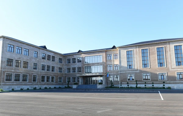 Ильхам Алиев и Мехрибан Алиева на открытии нового здания школы в поселке Гала - ФОТО