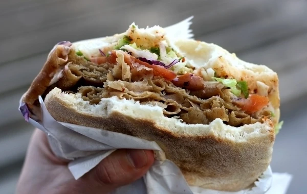 В донере оказалась муха - ВИДЕО