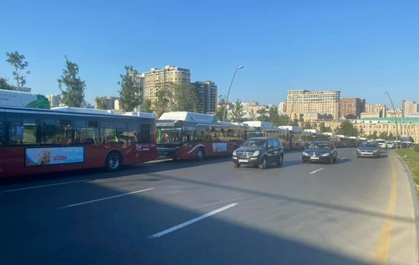 Metronun qarşısından hərəkət edəcək əlavə avtobuslar xəttə buraxılır