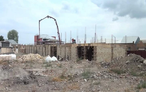 Elmar Vəliyevin sökdürdüyü bazar yenidən tikilir - FOTO