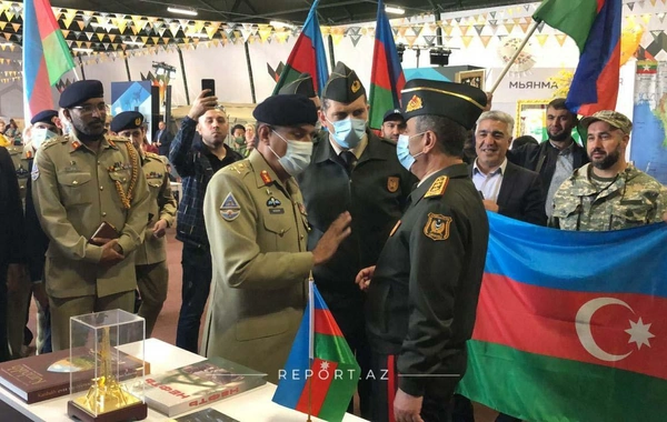 Zakir Həsənov Moskvada Azərbaycan stendinə baxış keçirib