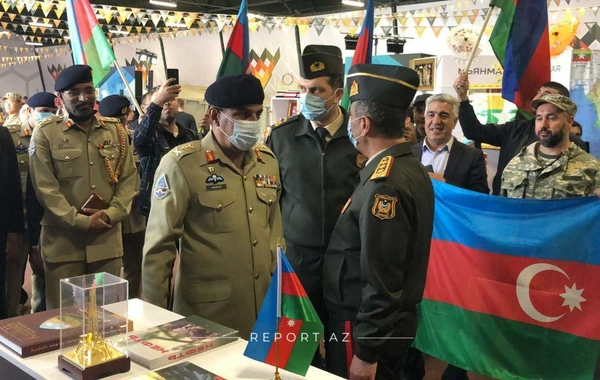 Zakir Həsənov Moskvada Azərbaycan stendinə baxış keçirib