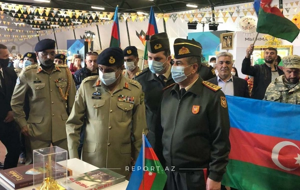 Zakir Həsənov Moskvada Azərbaycan stendinə baxış keçirib