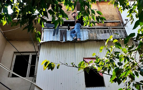 Yataqxananı yandırıb, özünü pəncərədən atmaq istədi – VİDEO