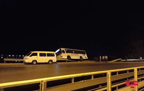 SON DƏQİQƏ: Bakıda sərnişin avtobusu qəzaya uğrayıb - FOTO