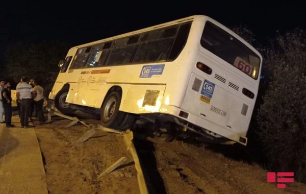 SON DƏQİQƏ: Bakıda sərnişin avtobusu qəzaya uğrayıb - FOTO