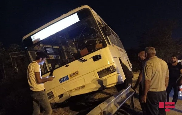 SON DƏQİQƏ: Bakıda sərnişin avtobusu qəzaya uğrayıb - FOTO