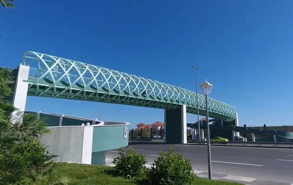 Ильхам Алиев на открытии надземного пешеходного перехода в Баку - ФОТО