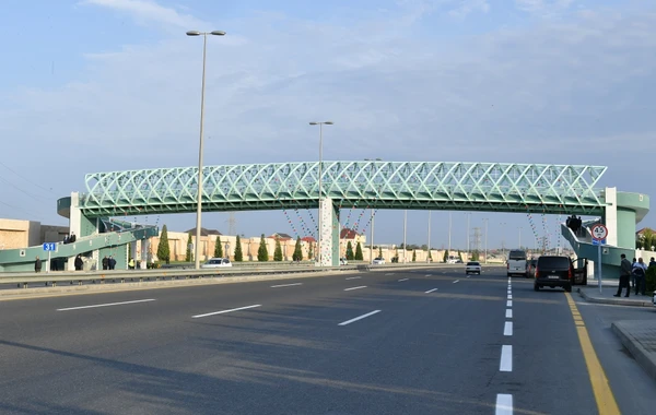 Ильхам Алиев на открытии надземного пешеходного перехода в Баку - ФОТО