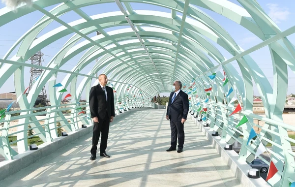 Ильхам Алиев на открытии надземного пешеходного перехода в Баку - ФОТО