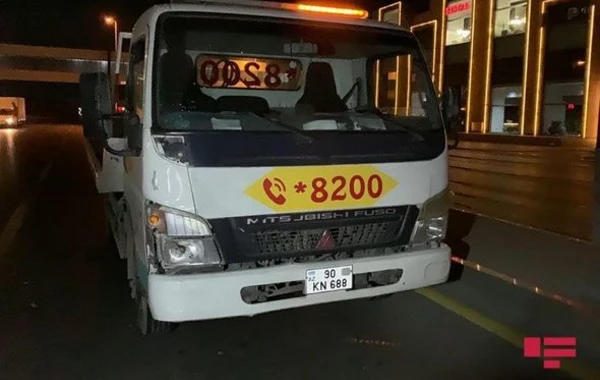 Bakıda evakuator piyadanı vurub - FOTO