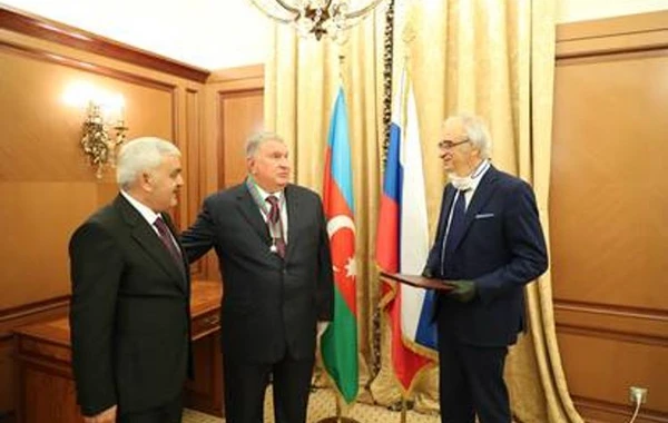 Посол Азербайджана в РФ вручил орден "Достлуг" главе "Роснефти" - ФОТО