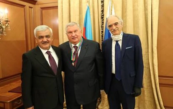 Посол Азербайджана в РФ вручил орден "Достлуг" главе "Роснефти" - ФОТО