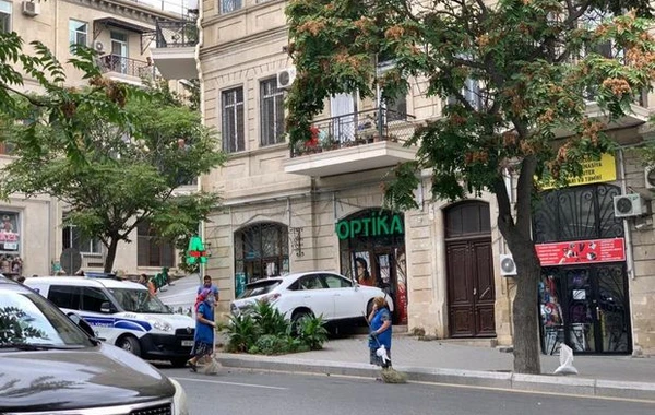 Bakıda “Lexus” aptekə çırpıldı - FOTO