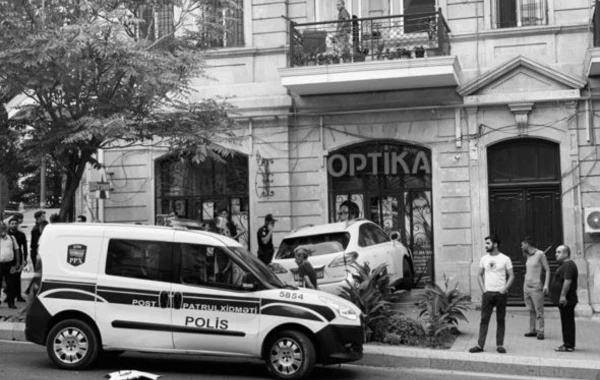 Bakıda “Lexus” aptekə çırpıldı - FOTO
