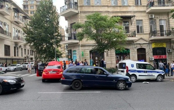 Bakıda “Lexus” aptekə çırpıldı - FOTO