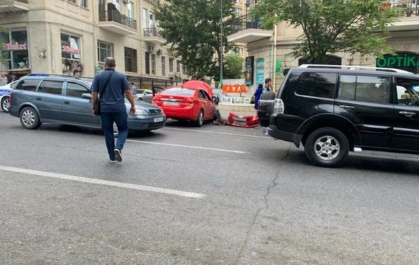 Bakıda “Lexus” aptekə çırpıldı - FOTO