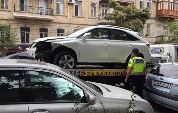 Bakıda “Lexus” aptekə çırpıldı - FOTO