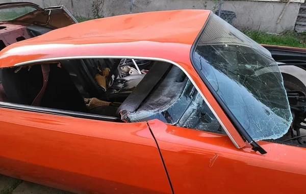 Доведенный до отчаяния продавец распилил Chevrolet Camaro в прямом эфире - ФОТО