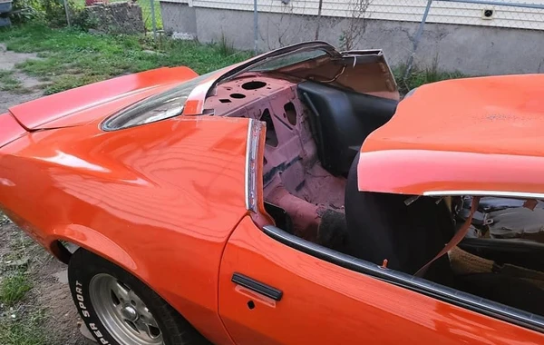 Доведенный до отчаяния продавец распилил Chevrolet Camaro в прямом эфире - ФОТО