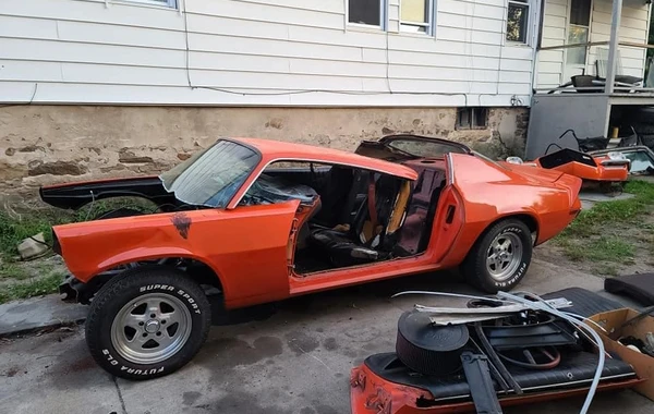 Доведенный до отчаяния продавец распилил Chevrolet Camaro в прямом эфире - ФОТО
