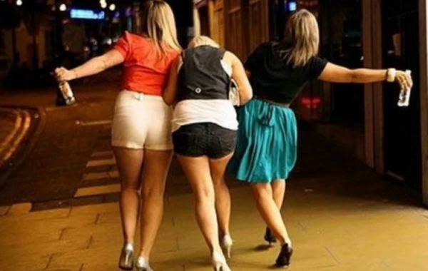 Пьяные россиянки в Турции избили медсестру из-за маски - ВИДЕО