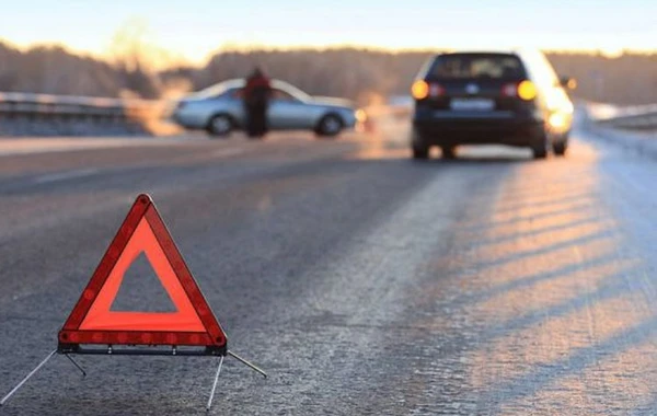 Bakıda minik avtomobili ilə yük maşını toqquşub, ölən var
