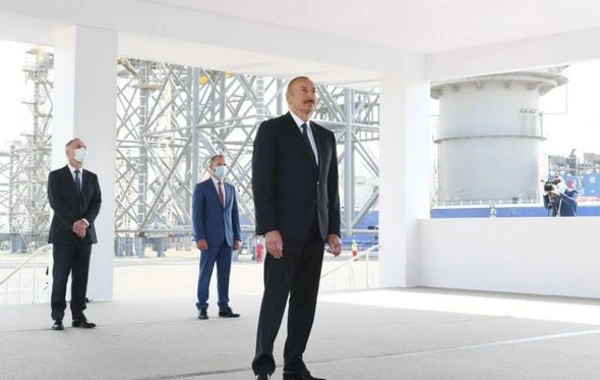 Ильхам Алиев на церемонии закладки фундамента для операций на месторождении "Абшерон" - ФОТО