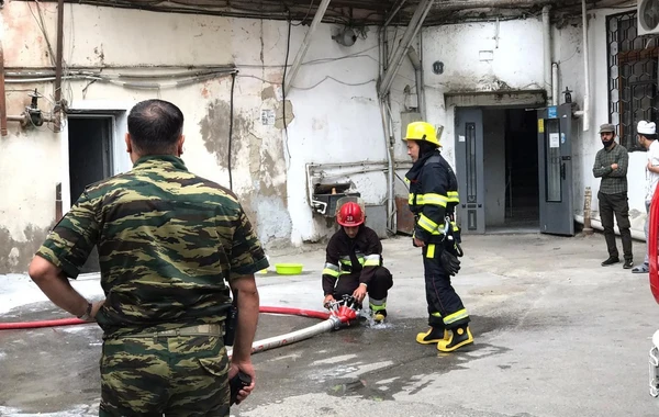 Пожар в ресторане в центре Баку - ФОТО