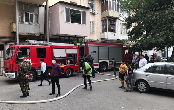 Пожар в ресторане в центре Баку - ФОТО