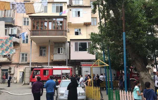 Пожар в ресторане в центре Баку - ФОТО