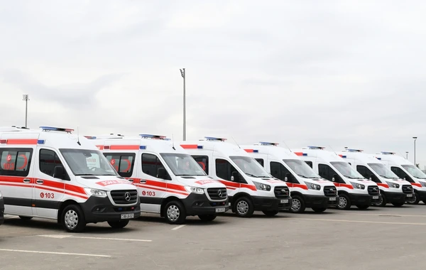 Президент и первая леди ознакомились с новыми автомобилями скорой помощи - ФОТО