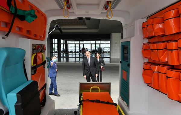 Президент и первая леди ознакомились с новыми автомобилями скорой помощи - ФОТО