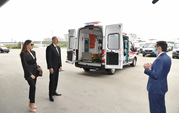 Президент и первая леди ознакомились с новыми автомобилями скорой помощи - ФОТО