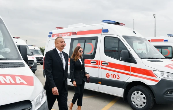 Президент и первая леди ознакомились с новыми автомобилями скорой помощи - ФОТО