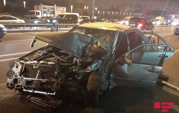 В Баку водитель погиб, вылетев через лобовое стекло - ФОТО