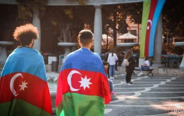 Bakı küçələrinin bayraqlarla bəzədilməsi Türkiyə mətbuatında - FOTO