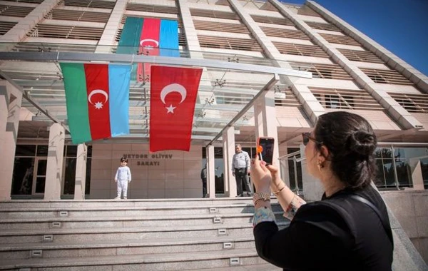 Bakı küçələrinin bayraqlarla bəzədilməsi Türkiyə mətbuatında - FOTO
