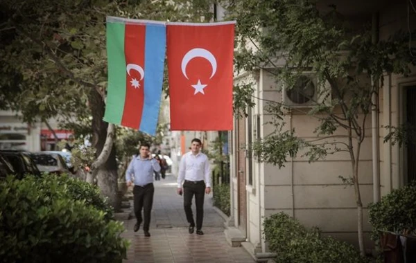 Bakı küçələrinin bayraqlarla bəzədilməsi Türkiyə mətbuatında - FOTO