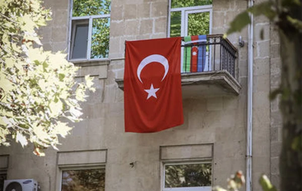 Bakı küçələrinin bayraqlarla bəzədilməsi Türkiyə mətbuatında - FOTO