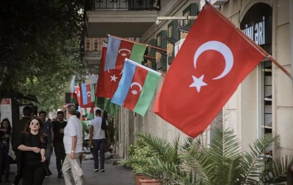 Bakı küçələrinin bayraqlarla bəzədilməsi Türkiyə mətbuatında - FOTO