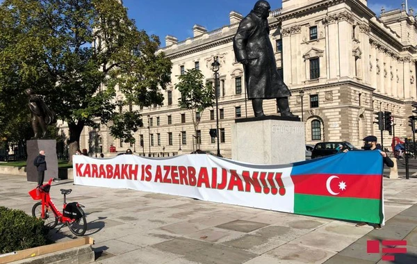Перед зданием британского парламента установили баннер "Карабах – Азербайджан!" - ВИДЕО