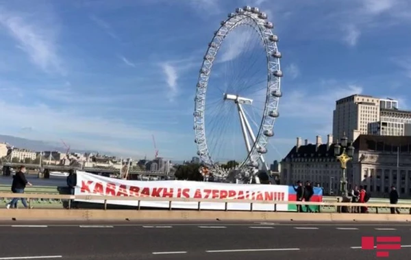 Перед зданием британского парламента установили баннер "Карабах – Азербайджан!" - ВИДЕО